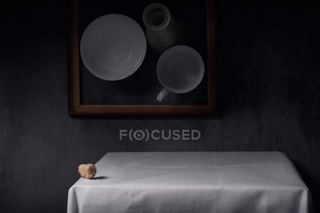Natureza morta com uma concha em uma mesa coberta com uma toalha de mesa branca. — Fotografia de Stock