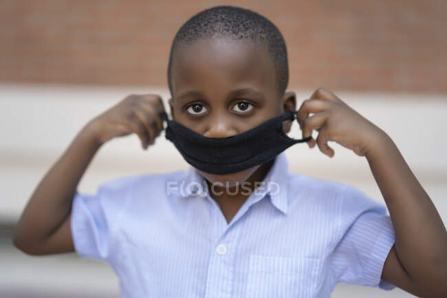 Ragazzo africano con maschera protettiva per evitare la merluzza19 — Foto stock