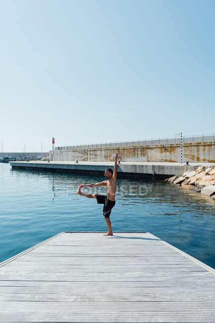 Sportsman practicing stretching and calisthenics in the streets of his city — Stock Photo