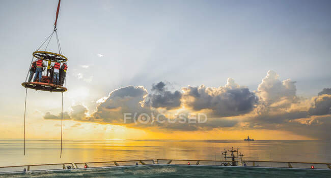 Crew change from offshore platform to ship — Stock Photo