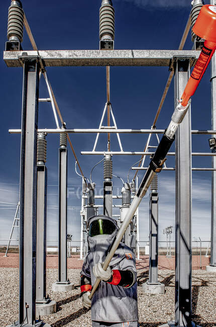 Elektrotechniker im Windpark-Übertragungsgebiet — Stockfoto
