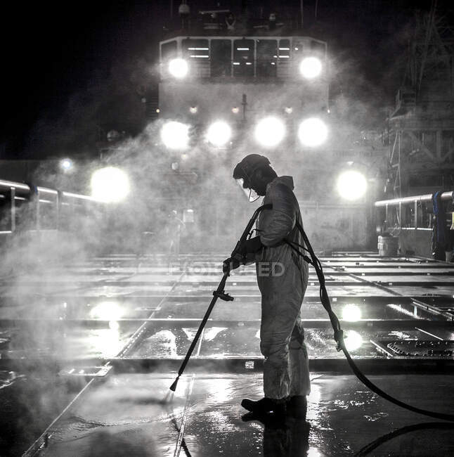 Worker works on ship decontamination in Florida — Stock Photo