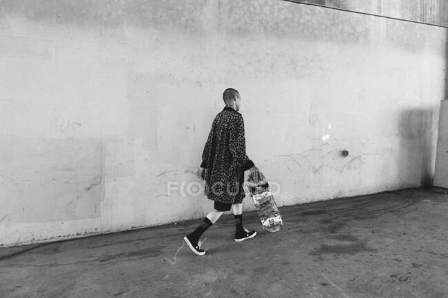 Boy holding Skateboard Skate Fashion — Stock Photo