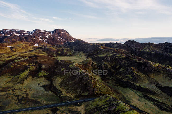 Vue aérienne à couper le souffle de la route dans les hautes terres le matin sur fond de ciel bleu à Reykjavik — Photo de stock