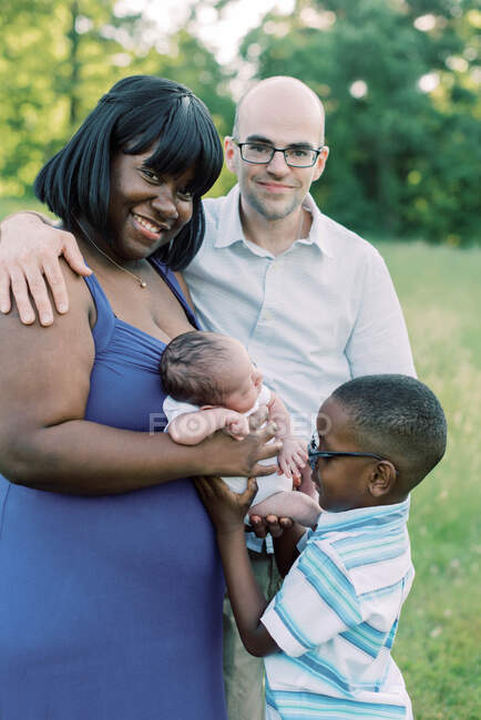 Eine Familie und ihr neues Baby — Stockfoto