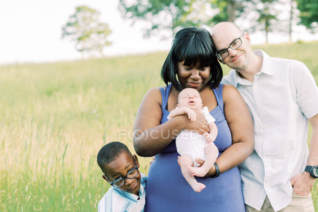 Una familia y su nuevo bebé - foto de stock