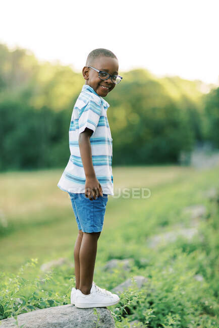 Menino doce brincando ao ar livre em videiras — Fotografia de Stock