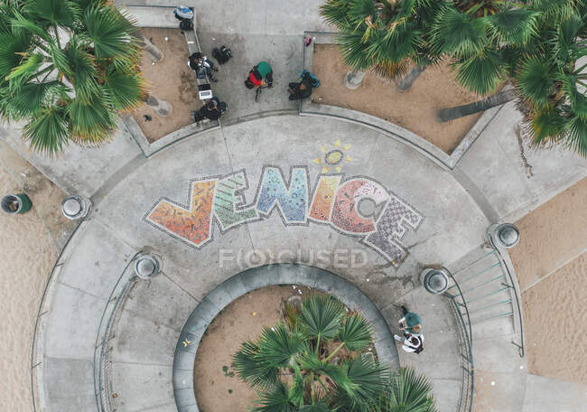 Вид на Венеціанський пляжний скейтпарк Знак кольоровими літерами HQ — стокове фото