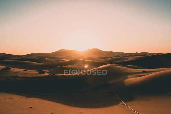 Leere Wüstendünen in der Sahara im schönen Morgensonnenaufgangslicht ohne Hauptquartier für Menschen — Stockfoto