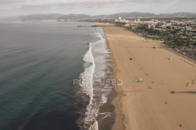 Bella ampia vista sulla spiaggia di Manhattan in California con onde che si infrangono sul quartier generale della spiaggia — Foto stock