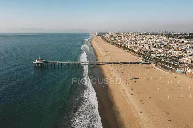 Luftaufnahme über Manhattan Beach in Kalifornien mit grünem blauem Wasser und blauem Himmel bei Los Angeles — Stockfoto