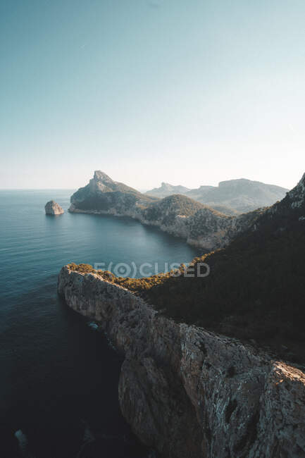 Vue imprenable sur la côte de Majorque avec des montagnes et l'océan bleu au loin HQ — Photo de stock