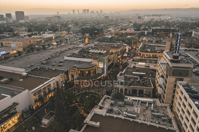 The Grove Shopping Center em Los Angeles ao pôr do sol com lojas e Hollywood Skyline à distância HQ — Fotografia de Stock