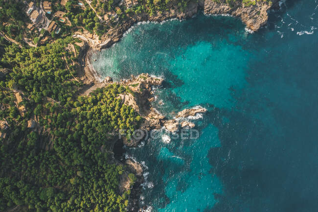 AERIAL: Tropische Küste mit satten Farben und türkisfarbenem Wasser in Spanien — Stockfoto