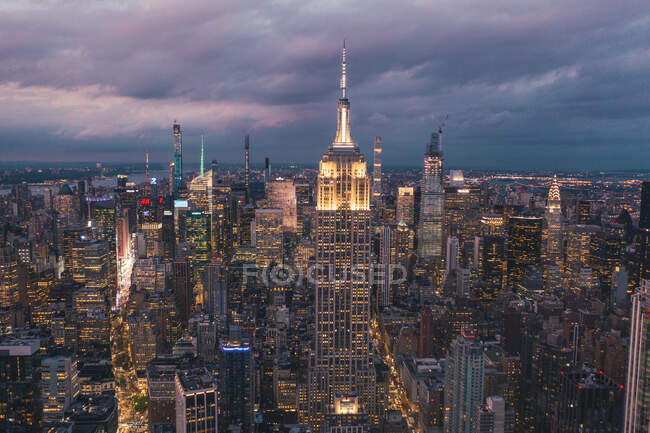 Circa setembro 2019: Vista de tirar o fôlego do Empire State Building à noite em Manhattan, Nova York Rodeado por arranha-céus na sede da noite — Fotografia de Stock