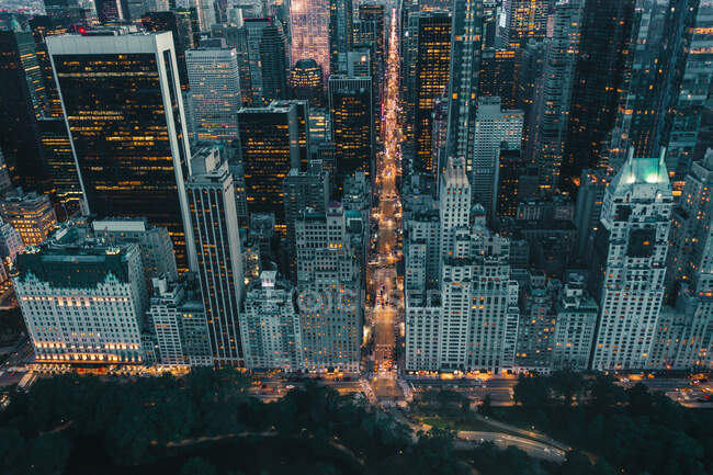 Circa September 2019: Dramatischer Blick auf Dark Epic Manhattan, New York City Avenue direkt nach Sonnenuntergang mit City Lights HQ — Stockfoto