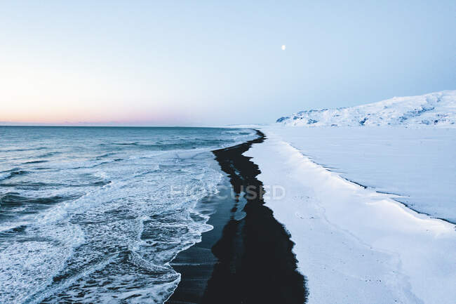 Luftaufnahme des schönen schwarzen Strandes in Island im Winter mit Schneehauptquartier — Stockfoto