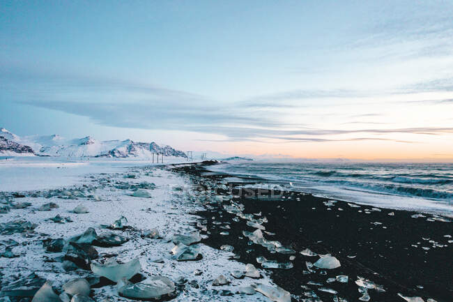 Vista sobre Diamond Beach en Islandia con cubitos de hielo en el suelo HQ - foto de stock