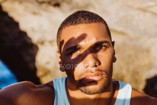 Портрет человека в тени собственной руки — стоковое фото
