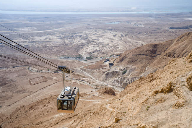 Cable car ride to masada fortress rock plateau in israel on a sunny day — Stock Photo