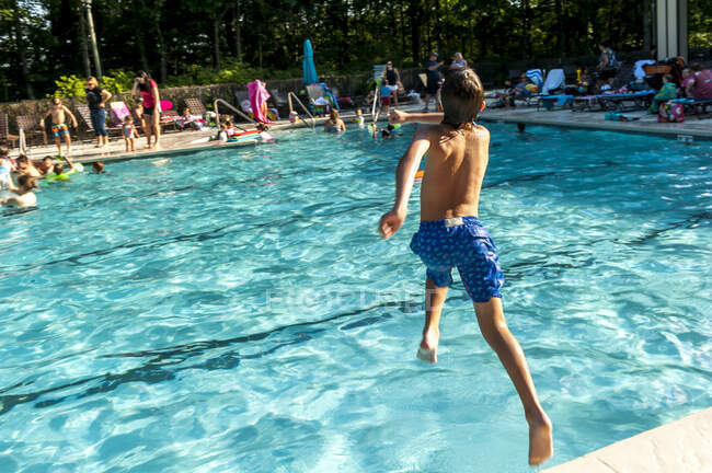 Kinder spielen im Schwimmbad. — Stockfoto