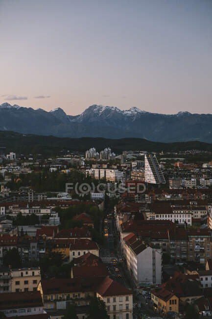Triglav et les Alpes juliennes en arrière-plan depuis le château de Ljubljana au coucher du soleil, Slovénie. — Photo de stock