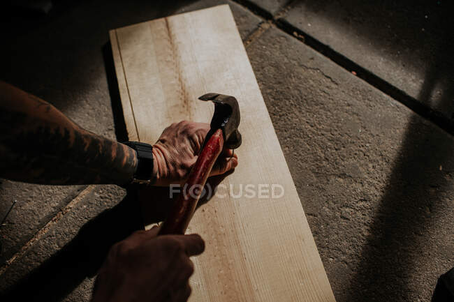 Closeup of craftsman working with hammer — Stock Photo