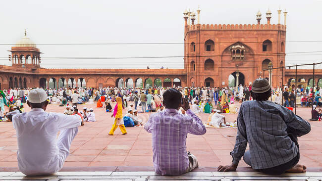 Vista franca de hombres observando a la multitud en Jama Masjid, Delhi - foto de stock