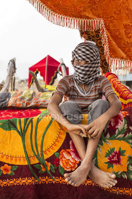 Ein Nomadenkind verhüllt sein Gesicht in Puschkar — Stockfoto