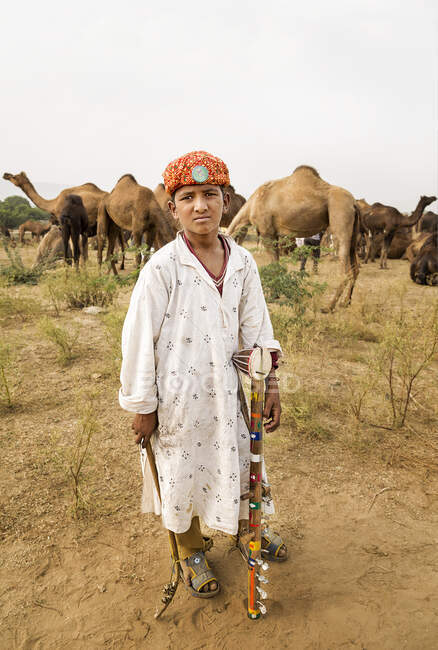 Портрет ребенка-музыканта в Пушкаре, Раджастан, Индия — стоковое фото