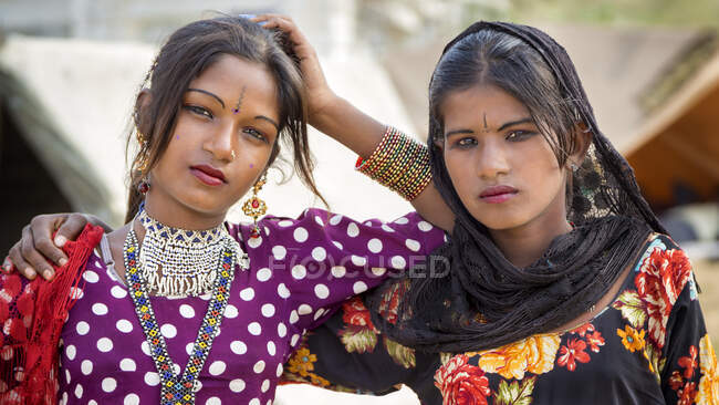 Retrato de duas meninas nômades em Pushkar, Rajastão, Índia — Fotografia de Stock