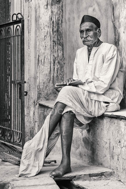 Відвертий портрет старого чоловіка, що сидить на вулицях Пушкара. — стокове фото