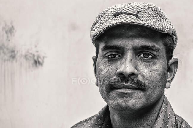 Retrato de un hombre con gorra - foto de stock
