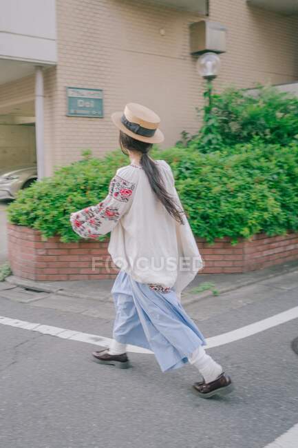 Chica de moda caminando por las calles japonesas - foto de stock