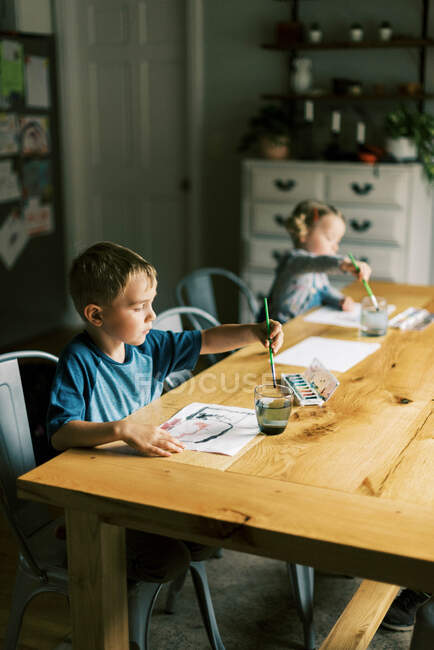 Dos hermanos para colorear juntos en un día de escuela en casa - foto de stock