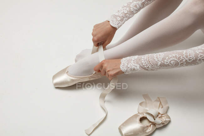 Bailarina poniéndose zapatos de ballet - foto de stock