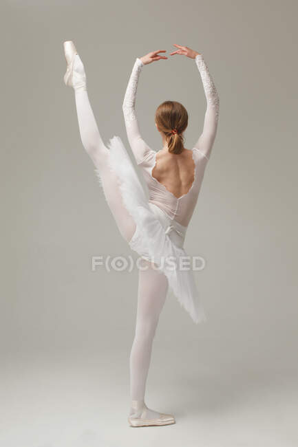 Danseur de ballet professionnel faisant mouvement de ballet développer, plan studio — Photo de stock