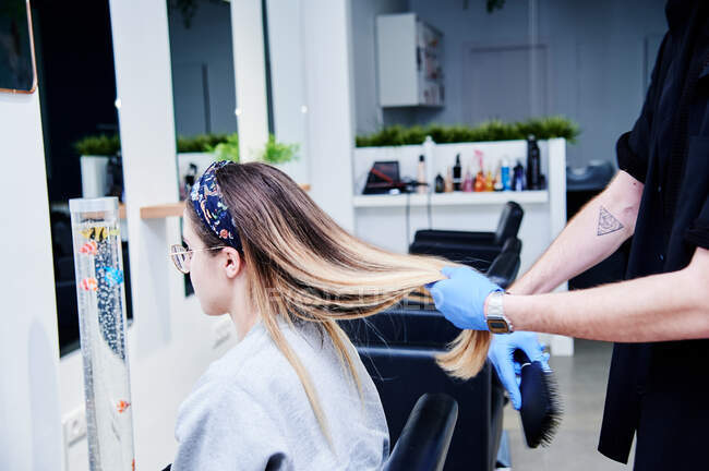 Stylist combing the customer with brush — Stock Photo