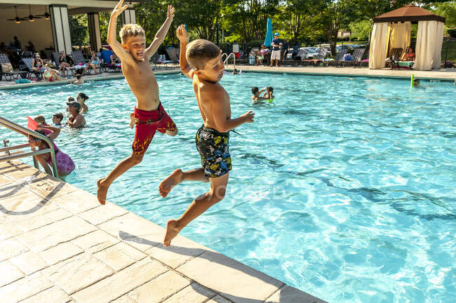 Bambini che giocano in piscina . — Foto stock