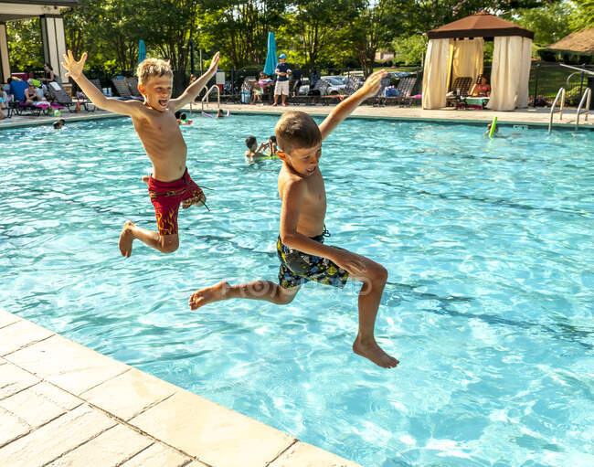 Діти грають у басейні . — стокове фото