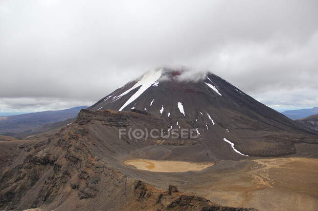 Beau paysage de la vallée du volcan dans les montagnes — Photo de stock