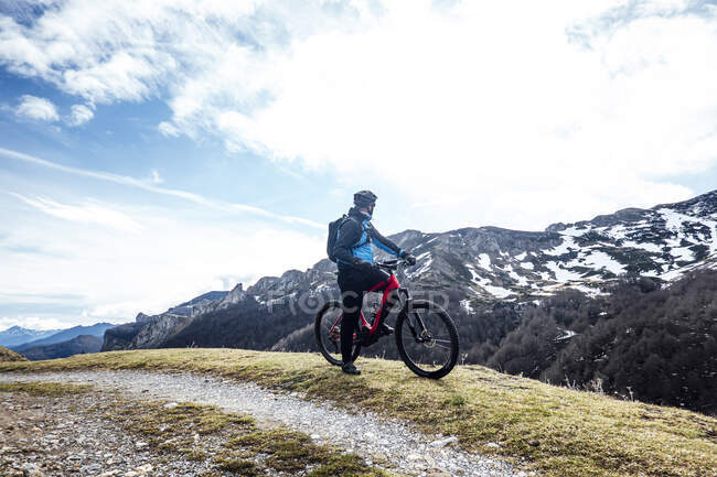 Цикліст їде на гірському велосипеді. — стокове фото