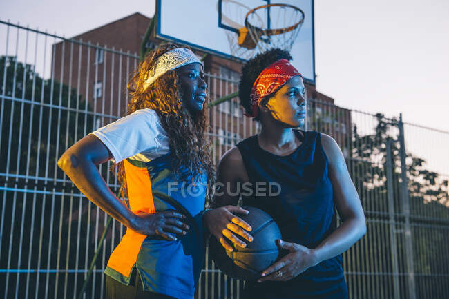 Латин і африканські жінки грають у баскетбол. — Stock Photo