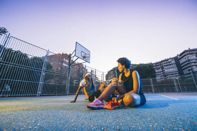 Латин і африканські жінки грають у баскетбол. — стокове фото