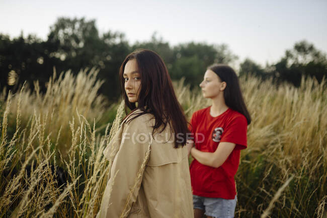 Duas mulheres em pé na grama alta — Fotografia de Stock