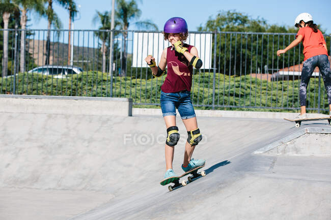 Teen Mädchen Skateboards in einem Skatepark, während ihr Gesicht zerkratzt — Stockfoto