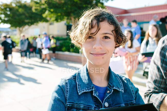 Retrato de uma menina com cabelo curto em seu primeiro dia de escola — Fotografia de Stock