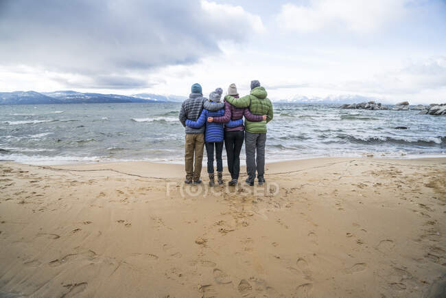 Groupe d'amis ensemble sur la plage — Photo de stock