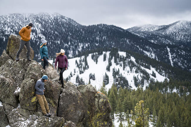 Freundeskreis wandert im Winter auf Felsbrocken — Stockfoto