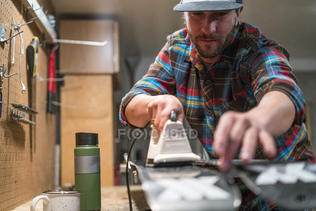Man waxes his skis in a workshop in Lake Tahoe, CA — Stock Photo